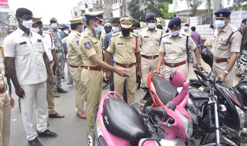 అడుగడుగునా తనిఖీలు