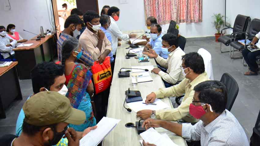 వంద శాతం వ్యాక్సినేషన్‌ పూర్తి చేయాలి