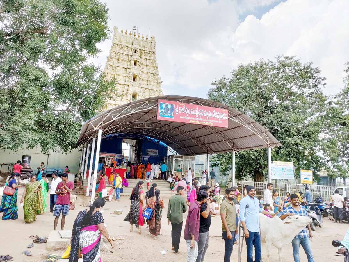 రామప్ప, లక్నవరంలో పర్యాటకుల కోలాహలం