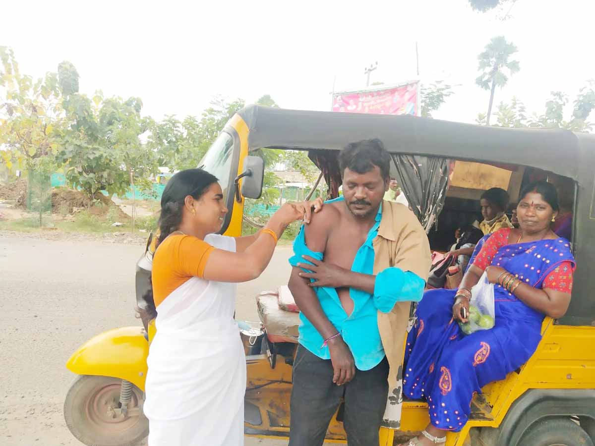వ్యాక్సినేషన్‌ పూర్తి చేసి ఆదర్శంగా నిలువాలి