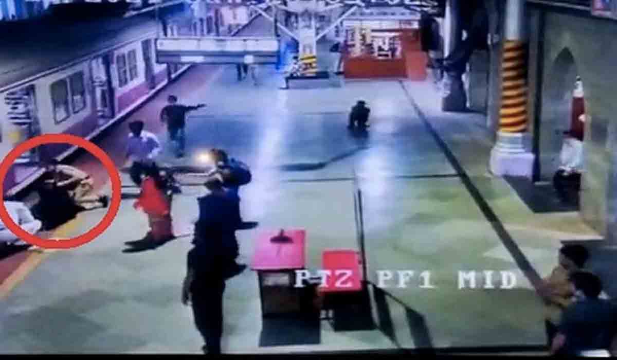 రైలు ఎక్క‌బోయి డోర్‌లోంచి జారిన మ‌హిళ‌.. మెరుపు వేగంతో ప్రాణాలు కాపాడిన‌ లేడీ కానిస్టేబుల్‌.. వీడియో