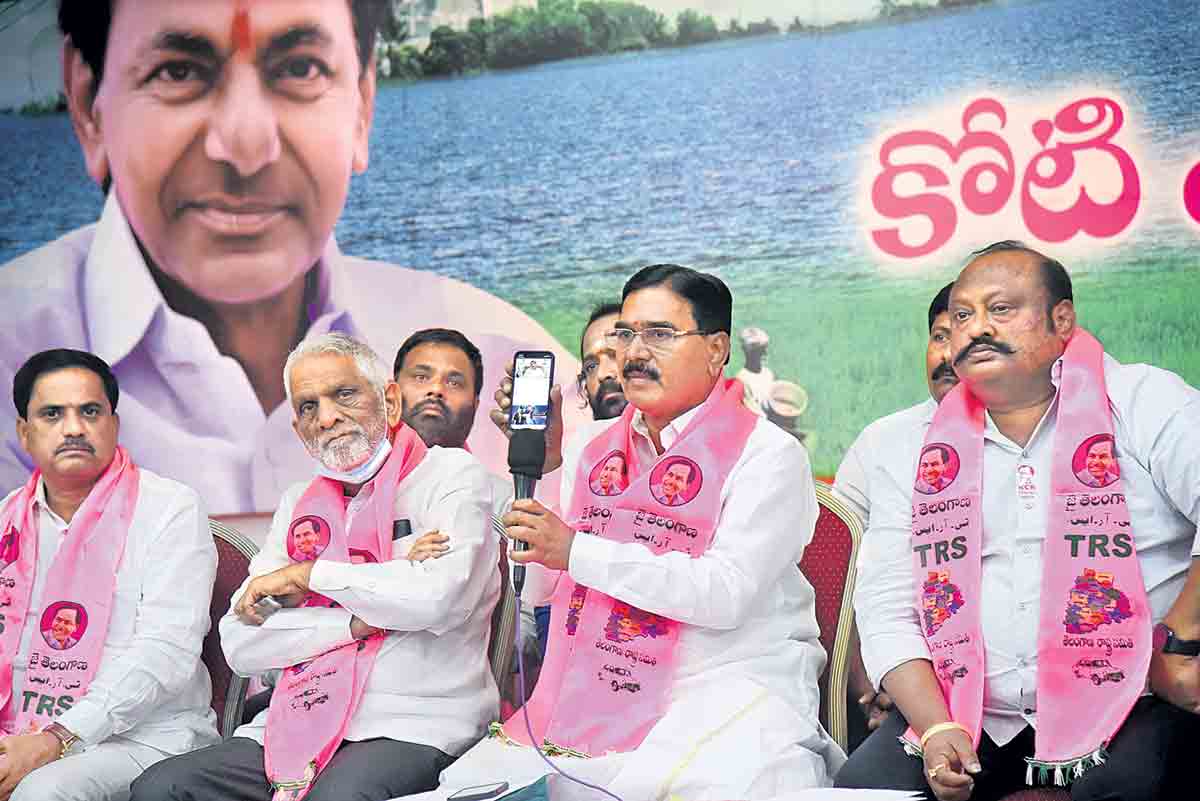 వడ్లు కొనండంటే ఎదురు దాడా?