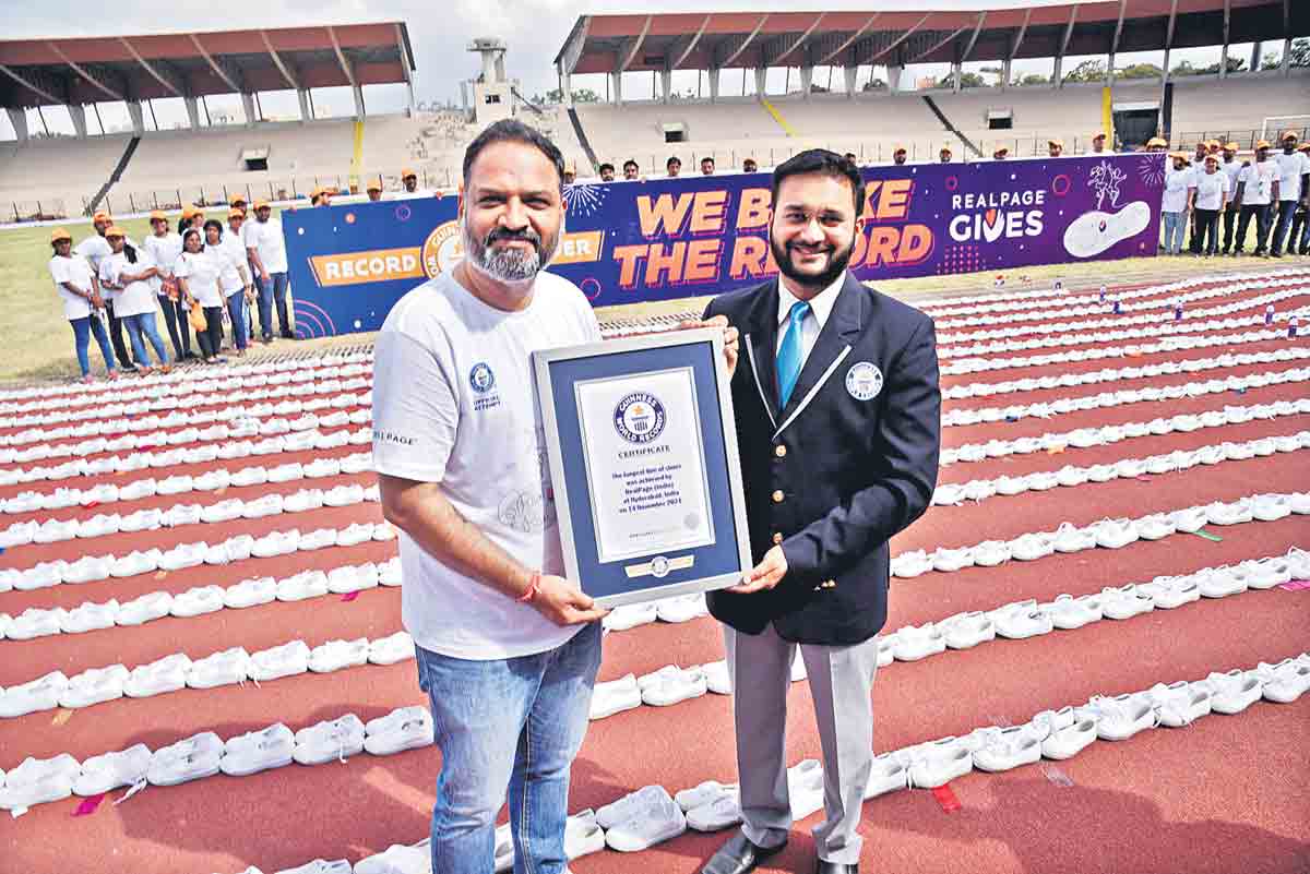 30 వేల మంది విద్యార్థులకు షూస్‌ విరాళం