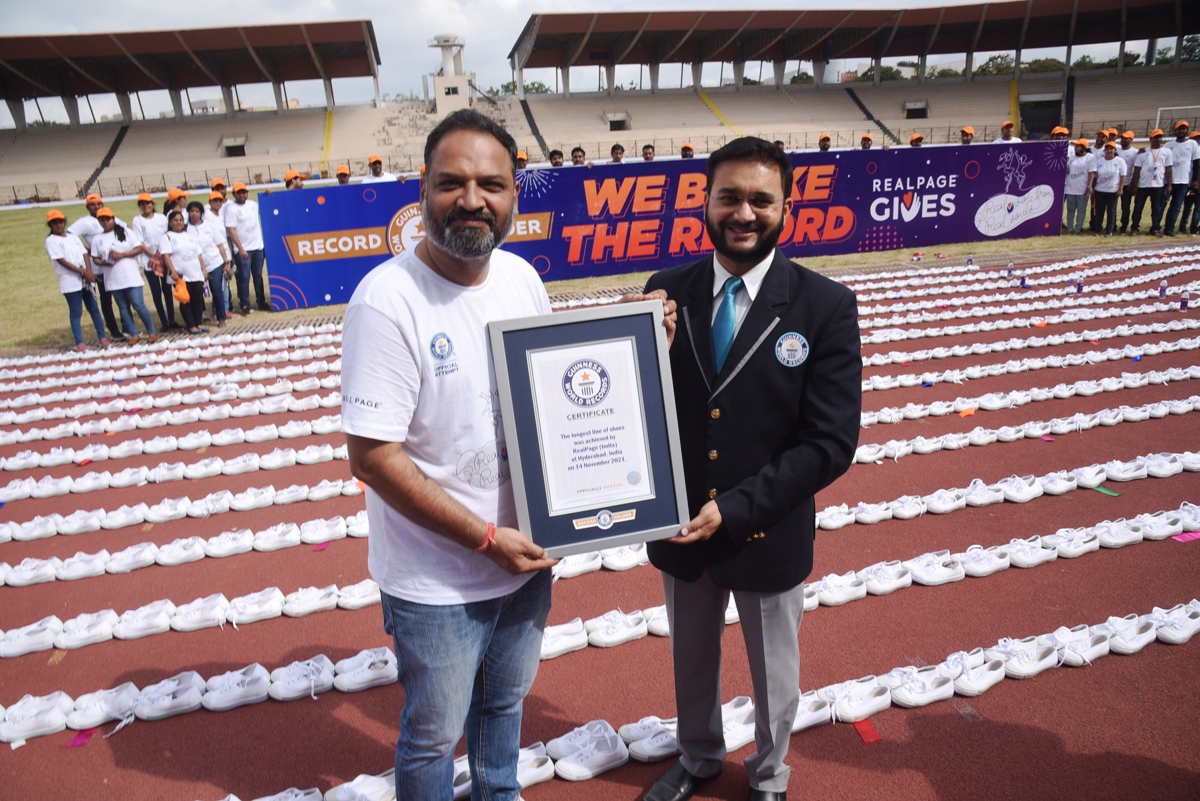 Guinness World Record | విద్యార్థులకు రియల్‌ పేజ్‌ ఇండియా 30,107 జతల బూట్ల విరాళం