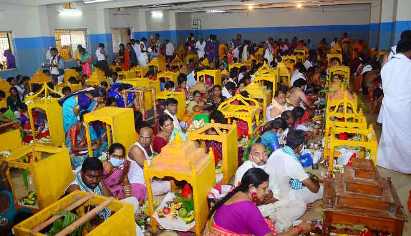 యాదాద్రిలో భక్తజనుల కోలాహలం