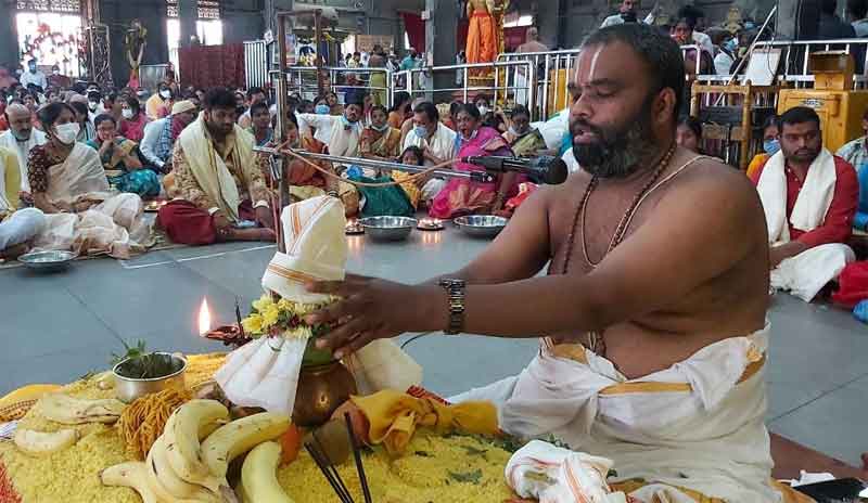 పరమశివుడికి రుద్రాభిషేకం