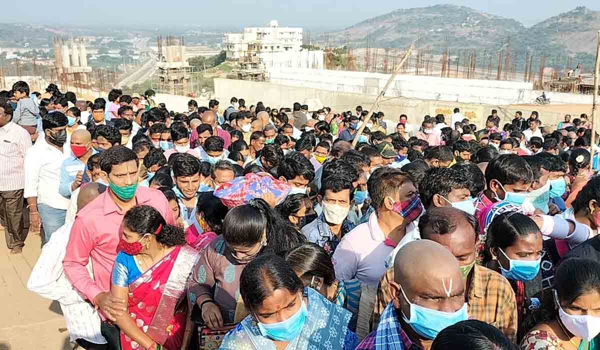 యాదాద్రికి పోటెత్తిన భక్తులు..