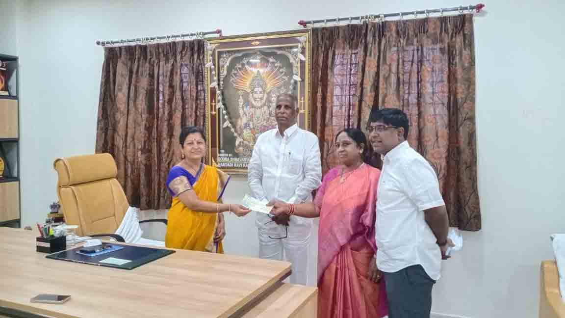 స్వర్ణ తాపడానికి 6.11 లక్షల విరాళం