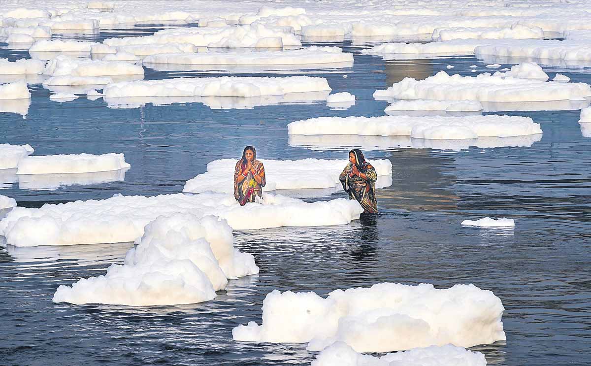 మంచు పలకలు కావివి.. విషపు నురగలివీ