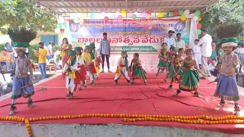 విద్యార్థులు అన్ని రంగాల్లో రాణించాలి