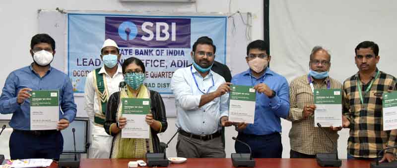 లక్ష్యం మేరకు రుణాలు అందించాలి