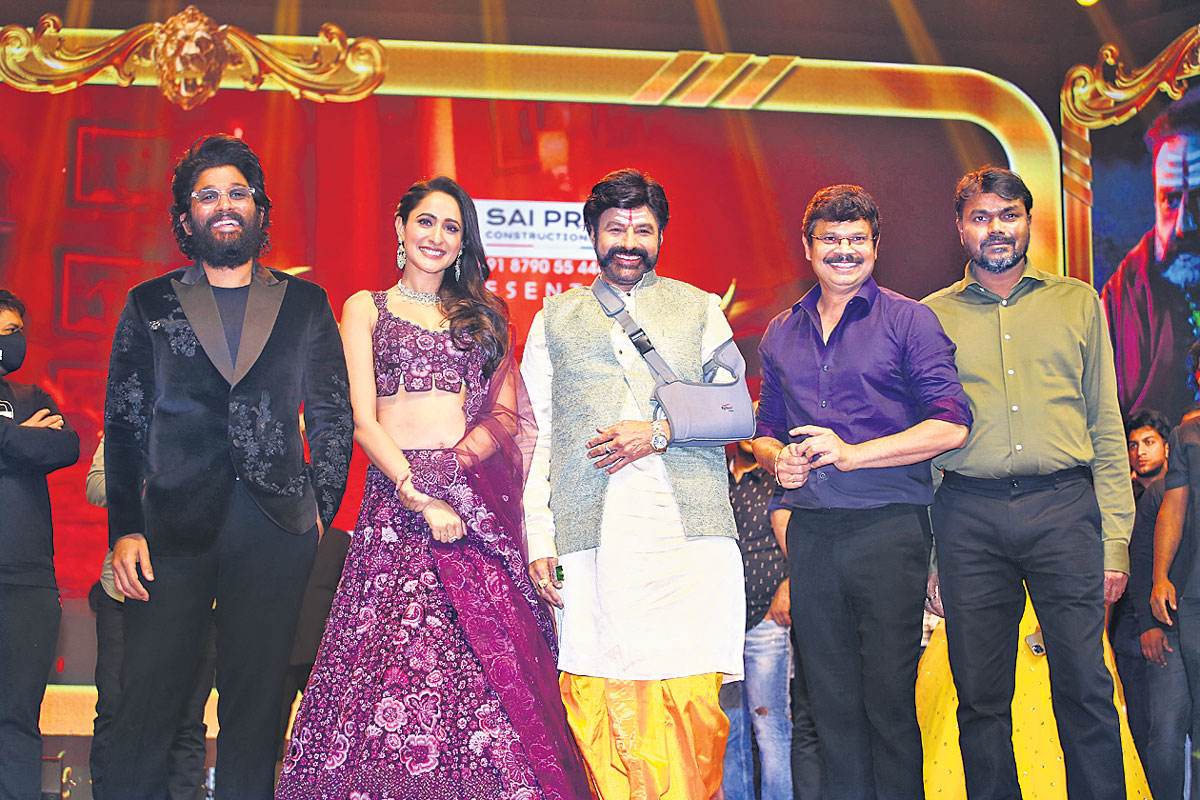 అఖండ జ్యోతిలా వెలుగునివ్వాలి