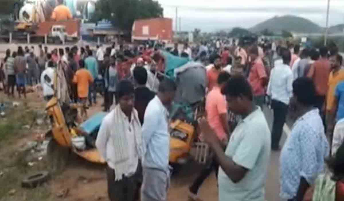కూలీల ఆటోను ఢీకొట్టిన లారీ.. ఐదుగురు మృతి