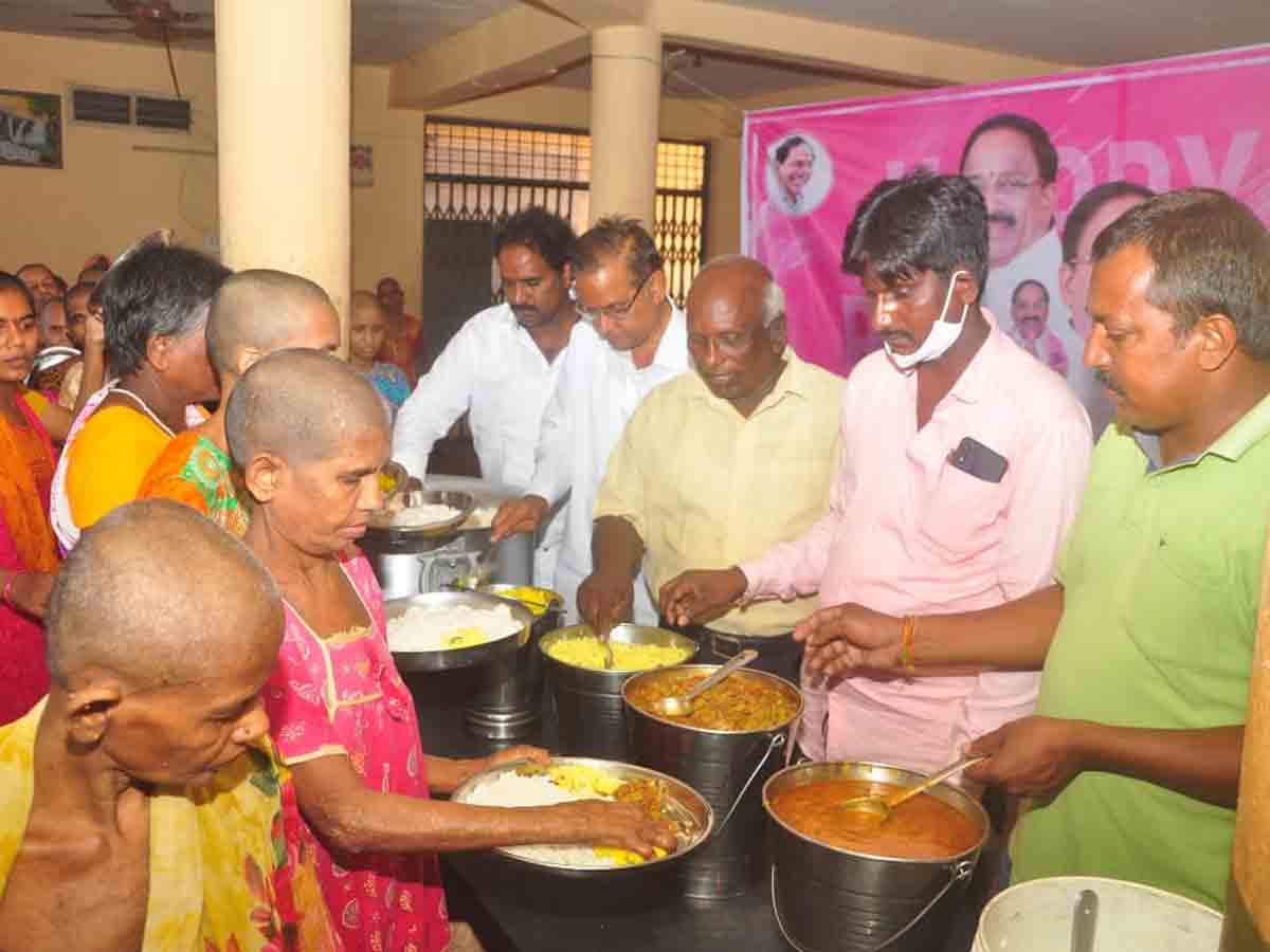 Khammam | అన్నం ఫౌండేషన్ లో 350 మంది అనాథలకు అన్నదానం చేసిన టీఆర్ఎస్ నాయకులు..