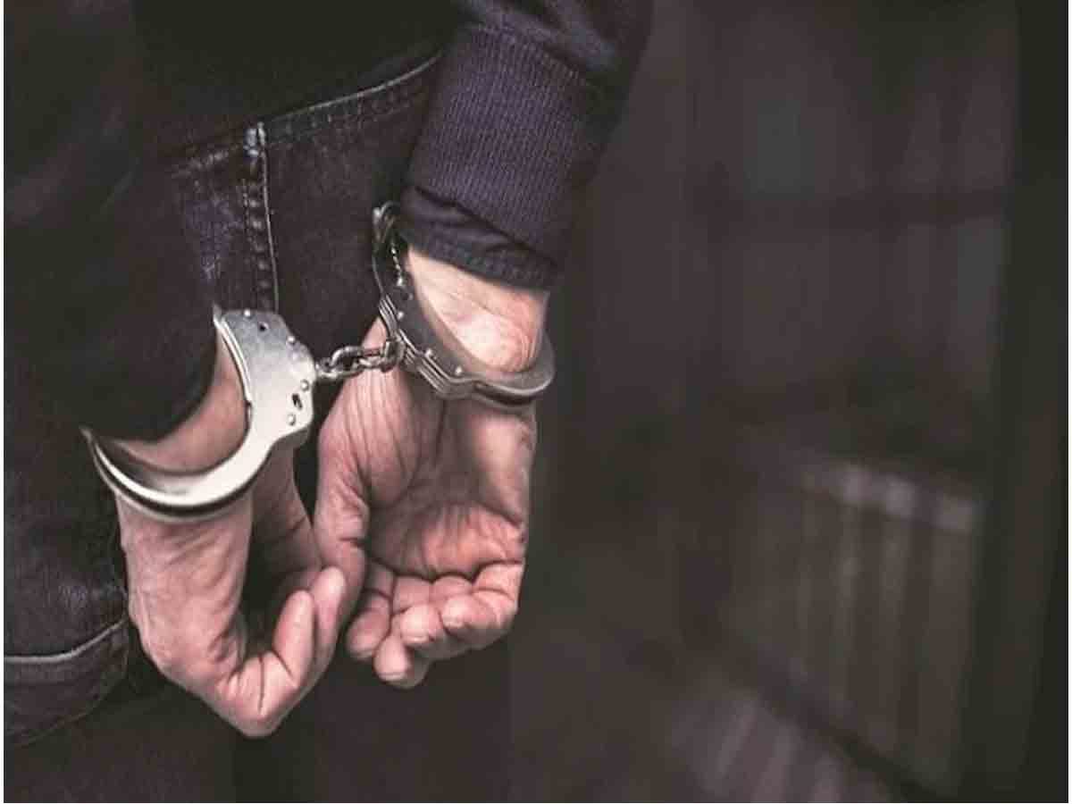 దారుణం : గ‌ర్ల్‌ఫ్రెండ్ తండ్రిపై క‌త్తితో దాడి చేసిన యువ‌కుడు