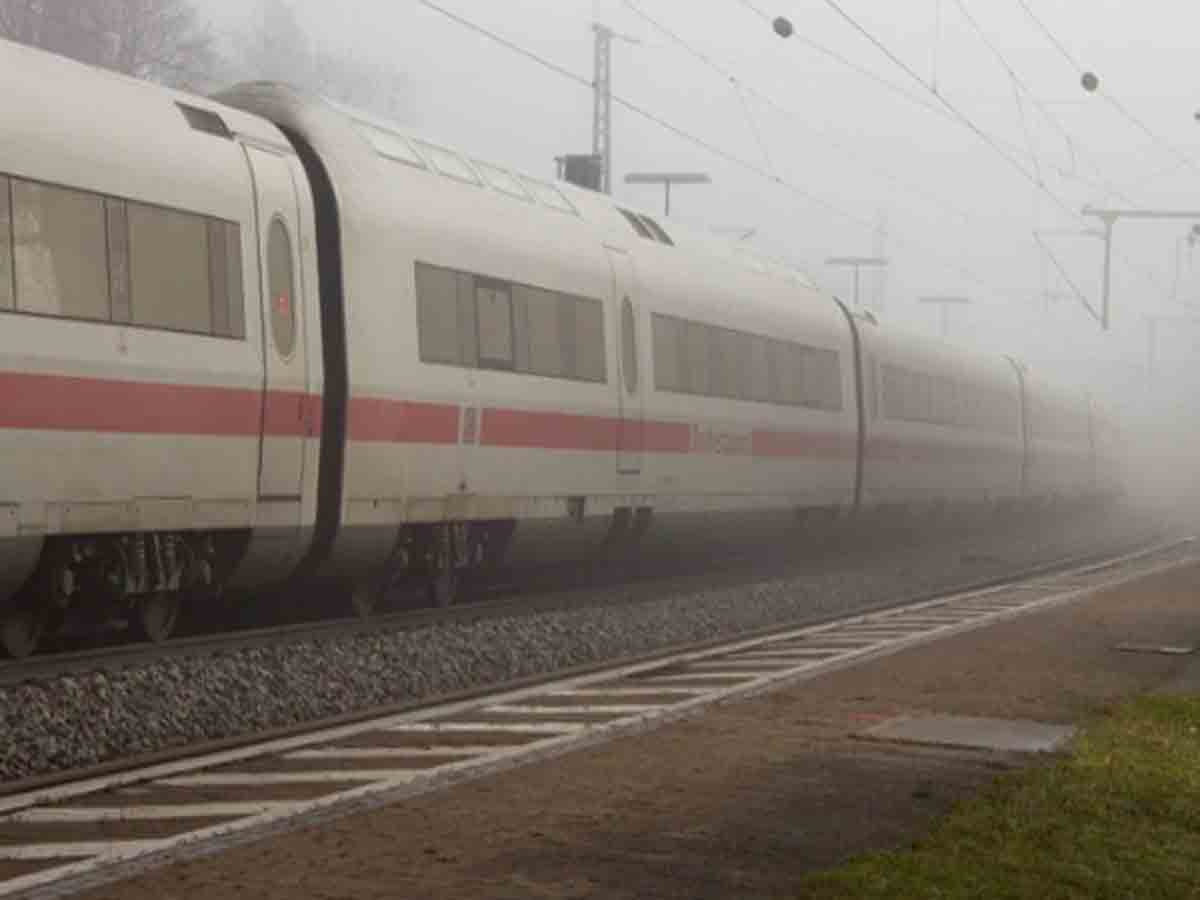 రైలులో ఒక వ్యక్తి కత్తితో దాడి.. పలువురికి గాయాలు