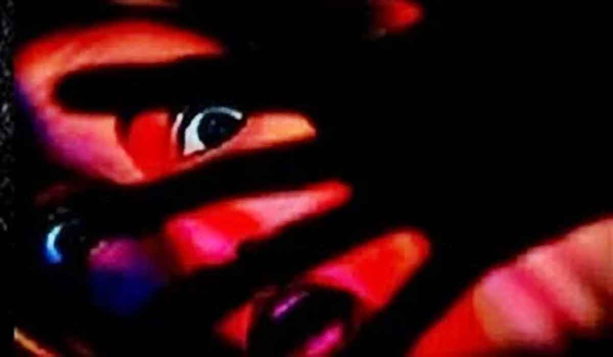 స్నానం చేశాక ట‌వ‌ల్ అడిగితే ఇవ్వ‌లేద‌ని భార్య‌ను చంపేశాడు..