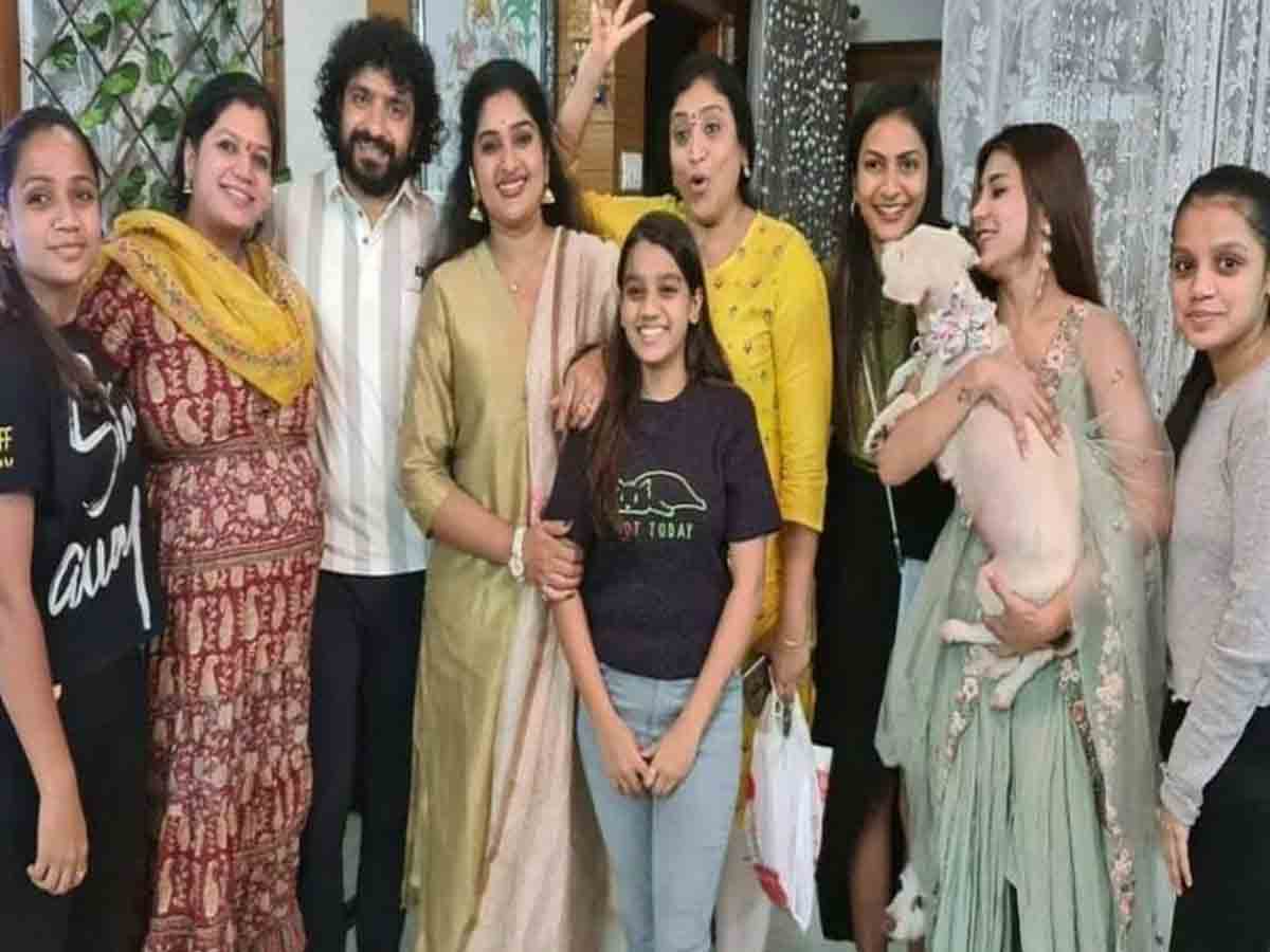 Bigg Boss5: ఎలిమినేట్ అయిన కంటెస్టెంట్స్ ఇలా క‌లిసారు..!