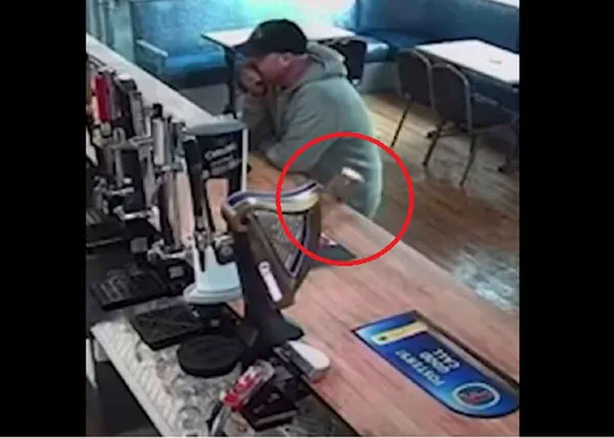 బీరు గ్లాస్ ఎలా కింద‌ప‌డిపోయిందో ఈ వీడియో చూసి చెప్పండి చూద్దాం