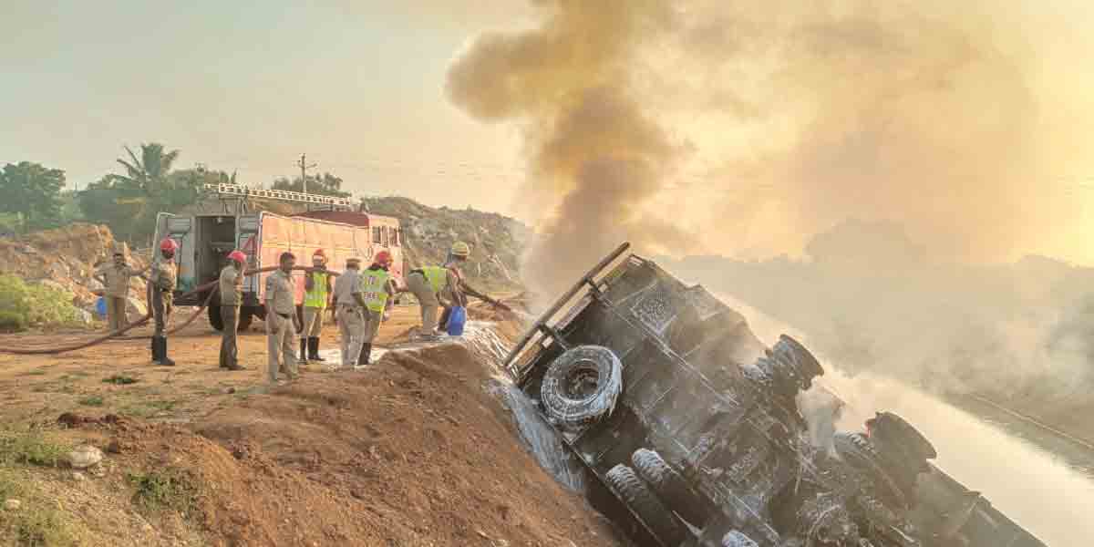 యాదాద్రి జిల్లాలో కాలువలోకి దూసుకెళ్లిన లారీ..