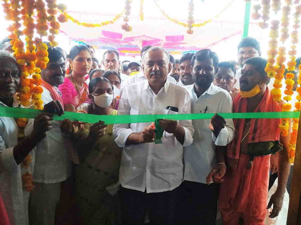 రైతులు ప్రత్యామ్నాయ పంటల వైపు మొగ్గు చూపాలి : ఎమ్మెల్యే గండ్ర