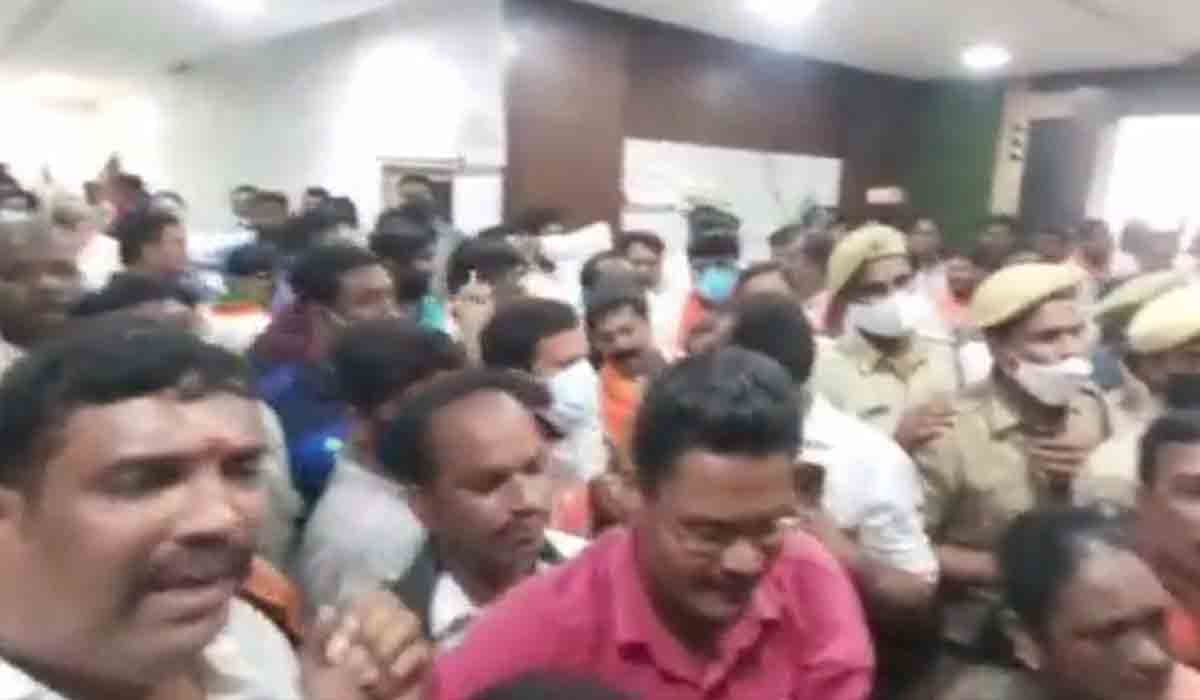 జీహెచ్ఎంసీ కార్యాల‌యంలో బీజేపీ కార్పొరేట‌ర్ల విధ్వంసం