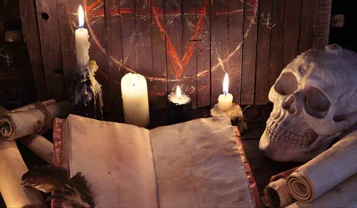 భూమిలోని నిధి బయటకు తీస్తానంటూ.. మహిళను నగ్నంగా కూర్చోబెట్టిన పూజారి!