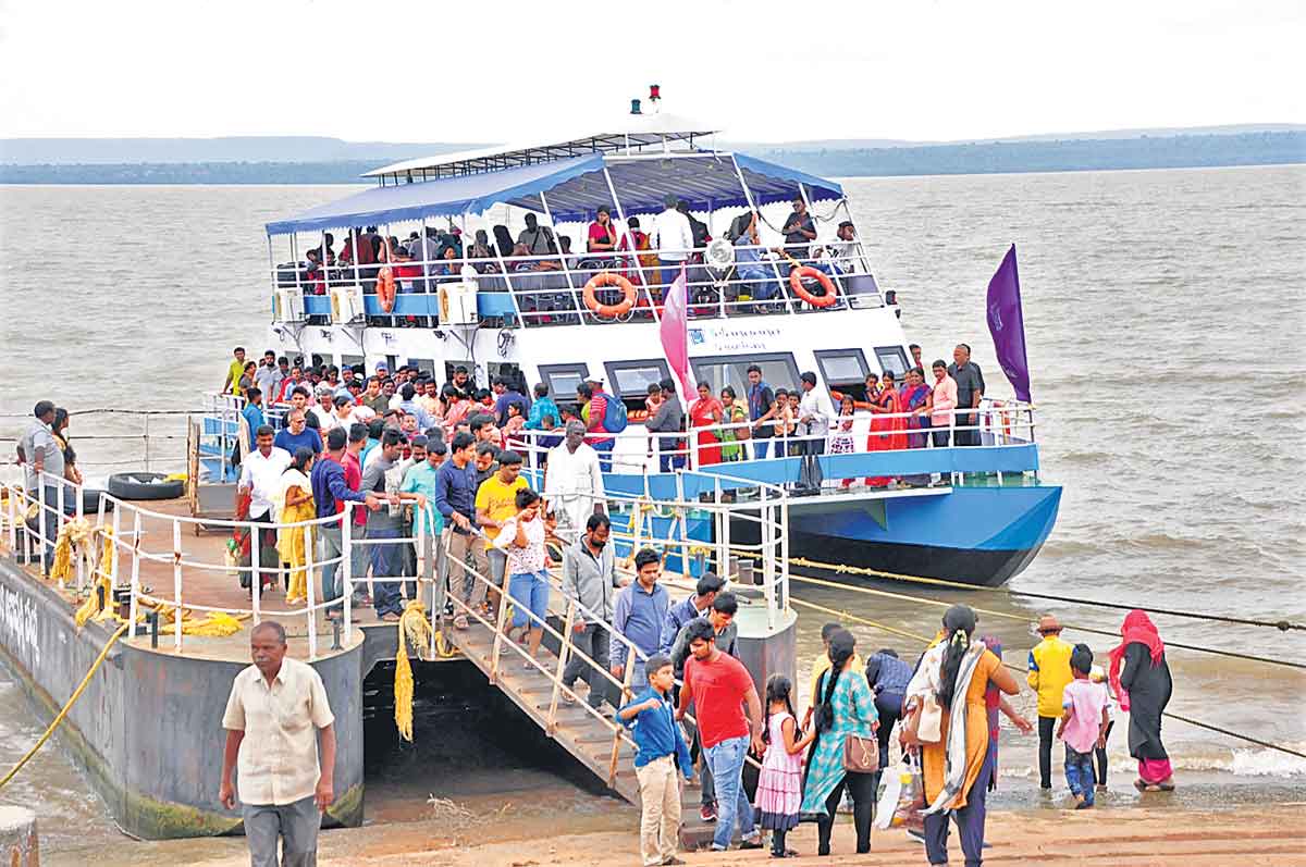 శ్రీశైలం బోటింగ్‌ తాత్కాలికంగా నిలిపివేత