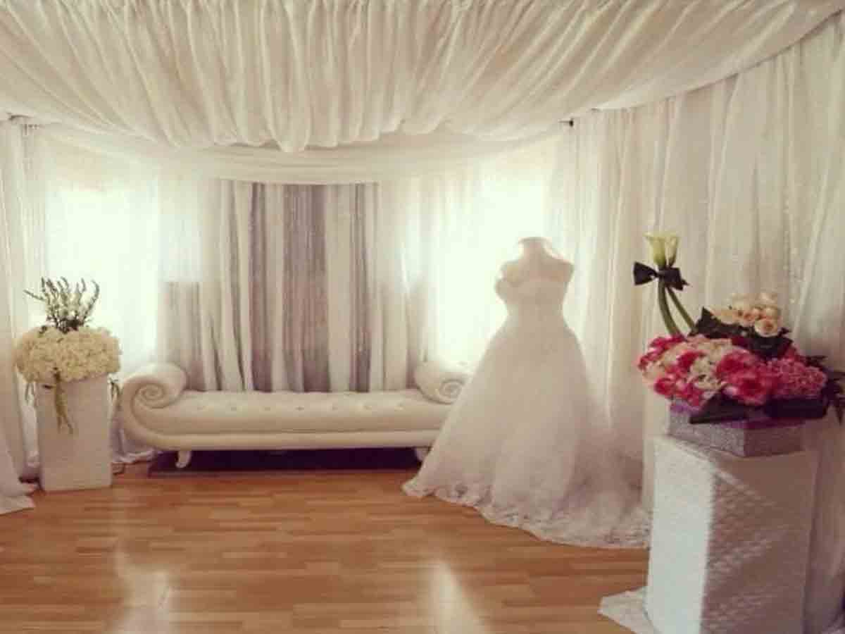 పెండ్లి మంట‌పంలో క‌ల‌క‌లం : మ‌ద్యం నిల్వ‌ల‌పై దాడుల పేరుతో వ‌ధువు గ‌దిలో మ‌గ పోలీసుల సోదాలు!