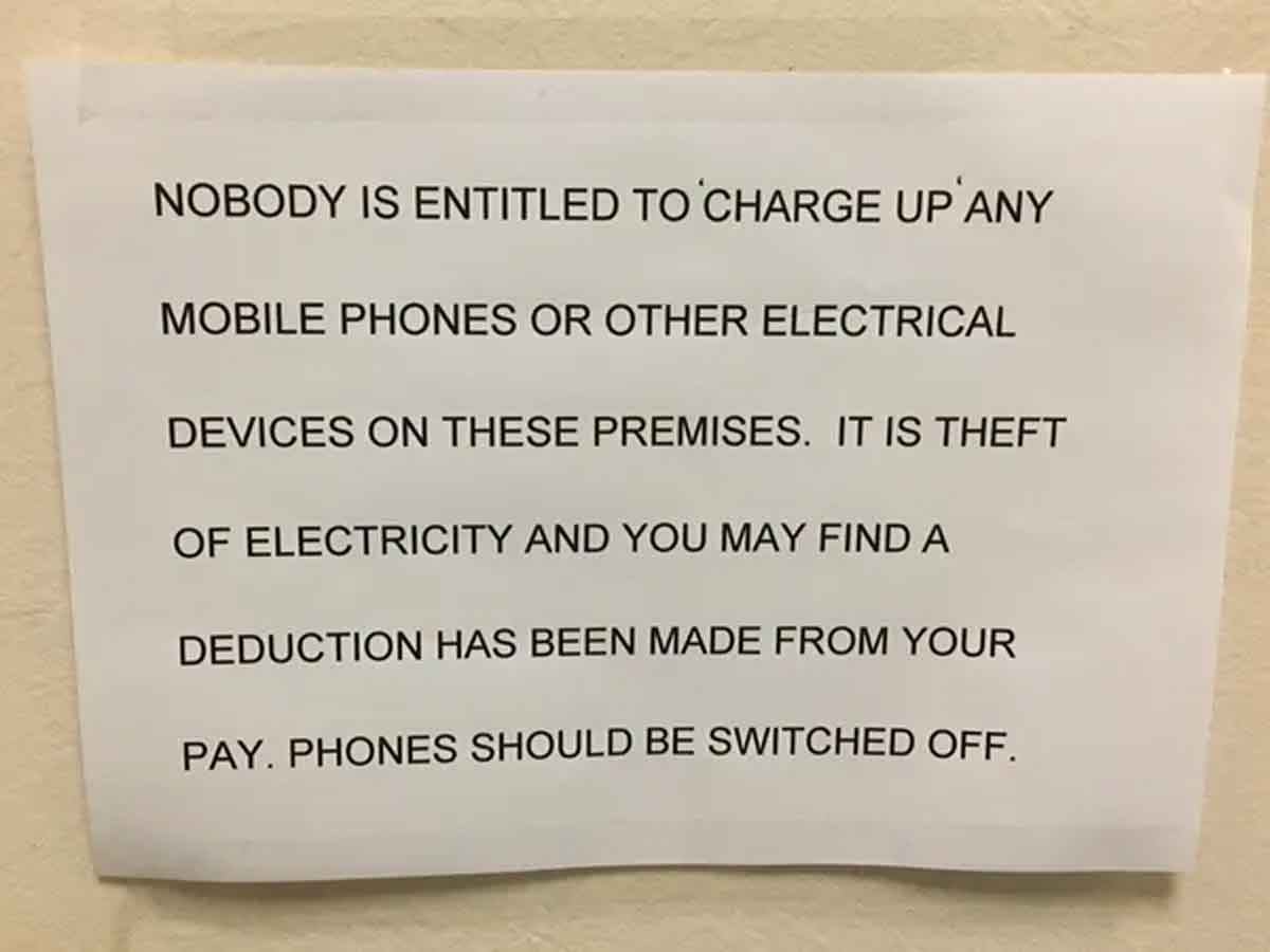 ఫోన్ల‌కు చార్జింగ్ పెట్టుకుంటే జీతం క‌ట్‌.. ఉద్యోగుల‌కు బాస్ అల్టిమేటం