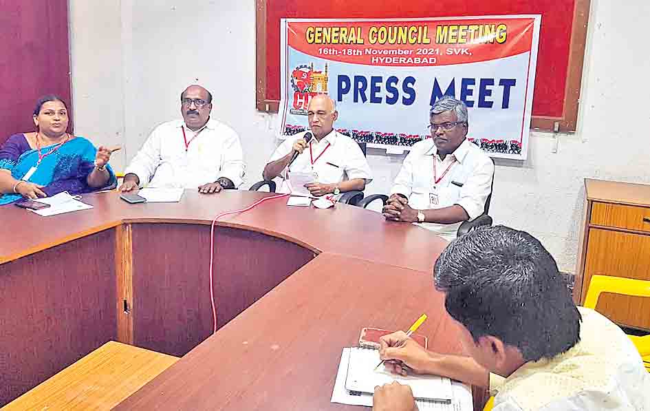 పెట్రో ధరలను తగ్గించాలి