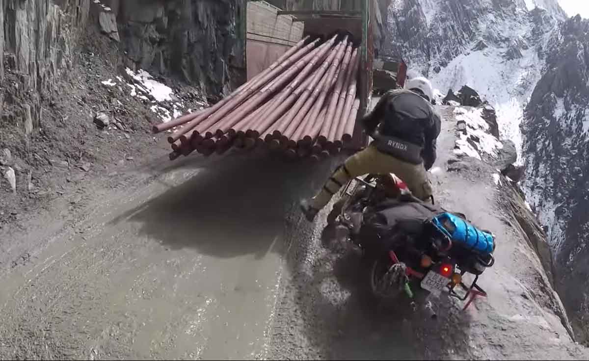 జ‌స్ట్ మిస్.. లేదంటే బైక్‌తో స‌హా లోయ‌లో ప‌డిపోయేవాడే.. వీడియో వైర‌ల్‌