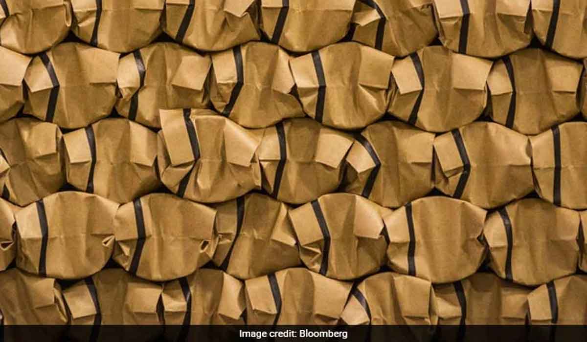 చిన్న‌పిల్ల‌ల దుస్తుల డెలివ‌రీతో క‌రోనా వ్యాపి..