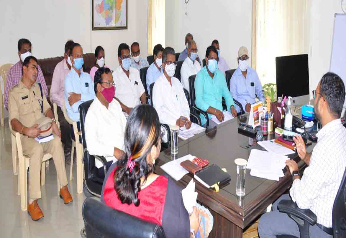 Mahabubabad | ధాన్యం కొనుగోళ్లకు ఎలక్ట్రానిక్ వేయిన్ మిషన్లు వినియోగించాలి: జిల్లా కలెక్టర్  శశాంక..