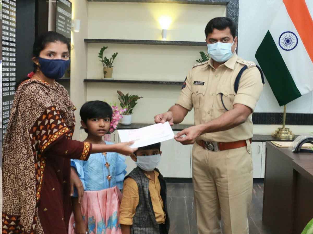 Khammam CP | బాధిత కుటుంబానికి బీమా చెక్కు అందజేసిన పోలీస్ కమిషనర్..