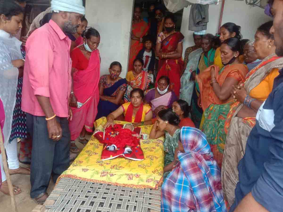 Snake bite | తండ్రీ బిడ్డలను కాటేసిన పాము..చిన్నారి మృతి