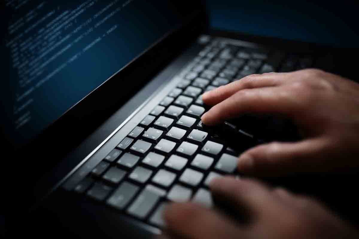 అరగంటలో 1.28 కోట్లు కొట్టేశారు!