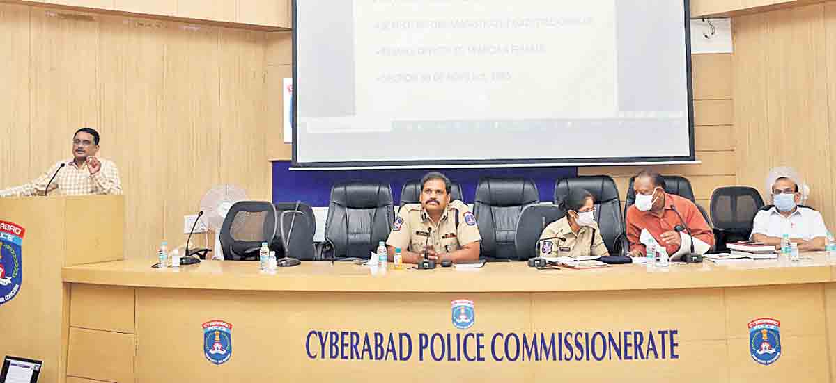 సైబరాబాద్‌ బృందానికి డీఆర్‌ఐ తరహా శిక్షణ