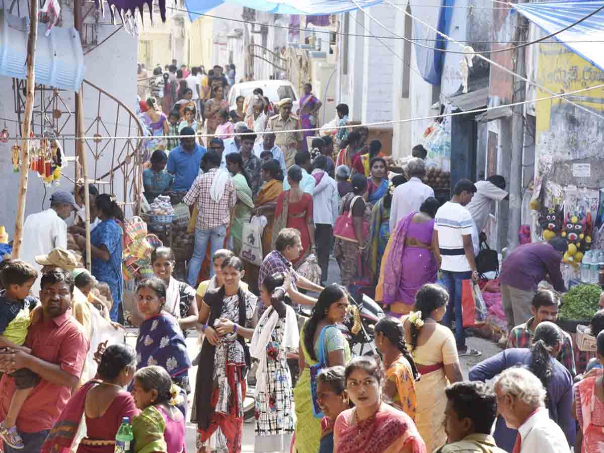 ధర్మపురి క్షేత్రానికి పోటెత్తిన భక్తజనం