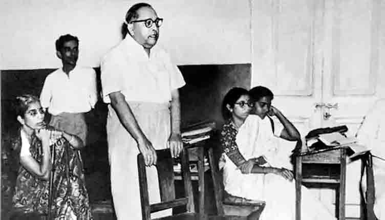 వాళ్లది అంబేద్కర్‌కు అడ్డంపడిన చరిత్ర