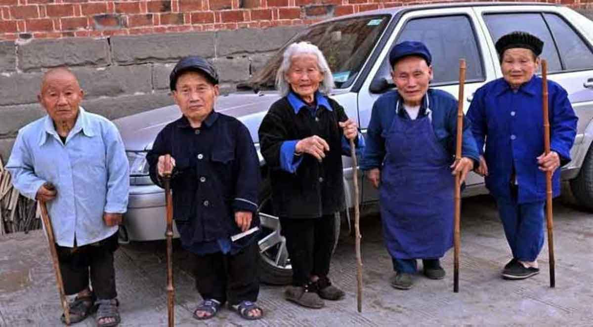 Dwarfs : ఆ ఊళ్లో స‌గం మంది మ‌రుగుజ్జులే.. కార‌ణం ఏంటో తెలుసా?