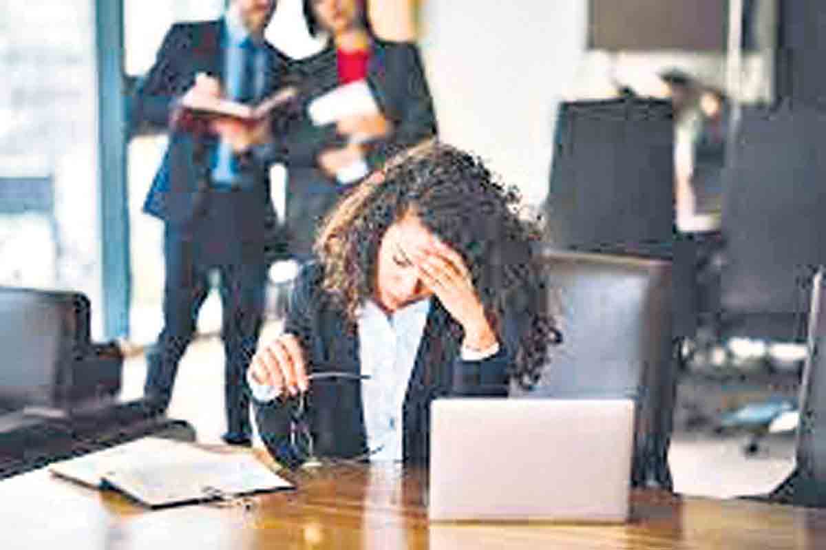 పని ముగిశాక ఉద్యోగులను విసిగిస్తే ఫైన్‌!