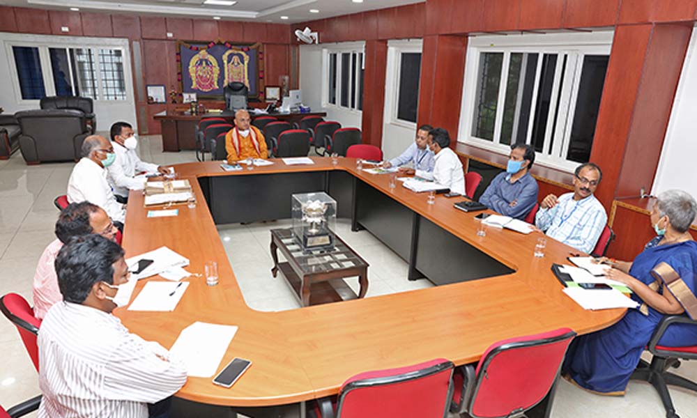 భక్తులు సంతృప్తి చెందేలా గదుల నిర్వహణ ఉండాలి : టీటీడీ ఈవో