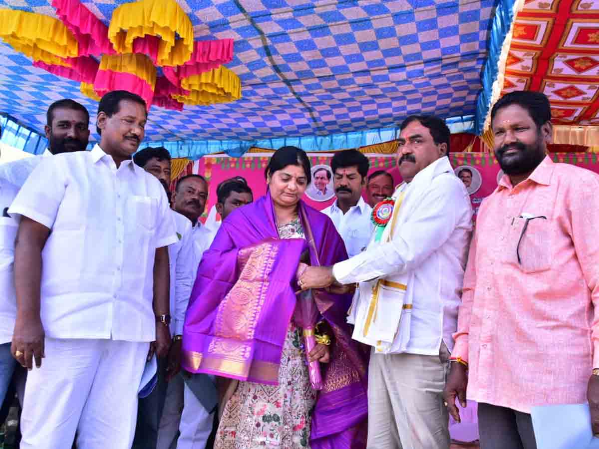 రైతుల‌ను కార్లతో తొక్కించి చంపుతున్న పార్టీ బీజేపీ : మంత్రి ఎర్రబెల్లి