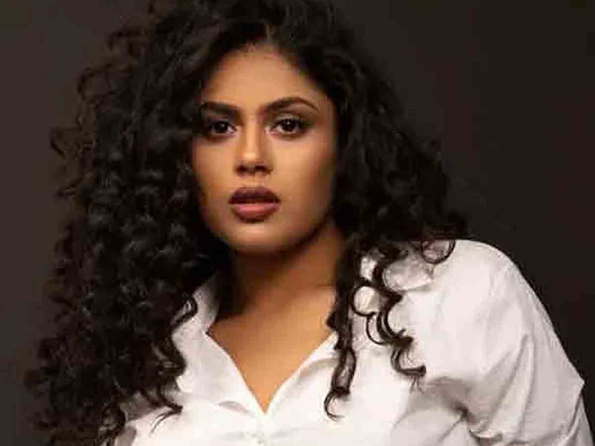 Faria Abdullah: ప‌వ‌న్ పాట‌కు అద‌ర‌గొట్టే స్టెప్ప‌లు వేసిన జాతిర‌త్నాలు బ్యూటీ