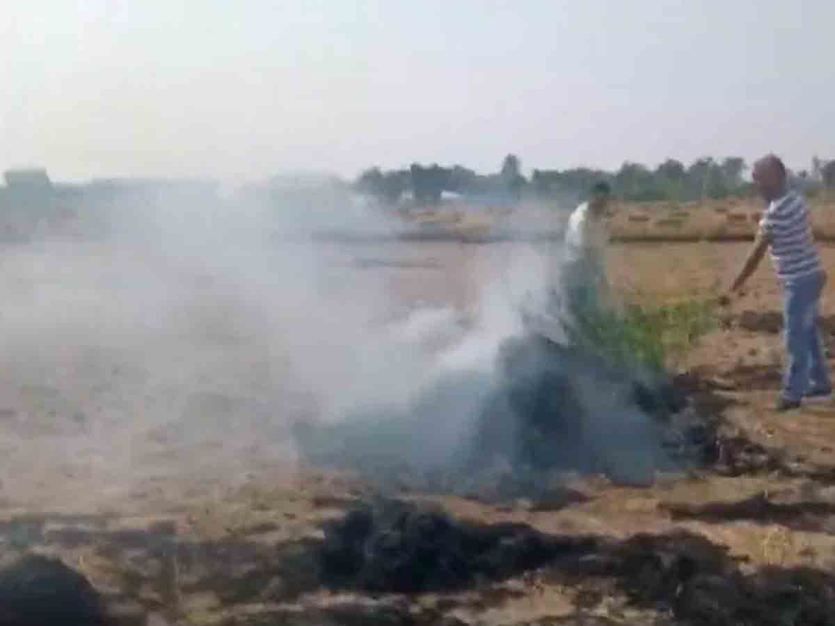 పంట వ్యర్థాల మంటలను ఆర్పిన వ్యవసాయ అధికారులు