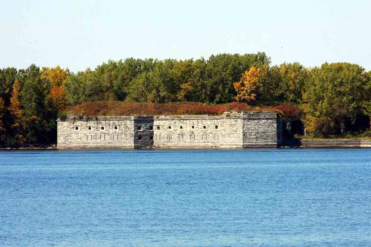 శత్రువులను అడ్డుకోవాలన్న తపనలో.. పొరపాటున వాళ్ల దేశంలోనే కోట క‌ట్టారు