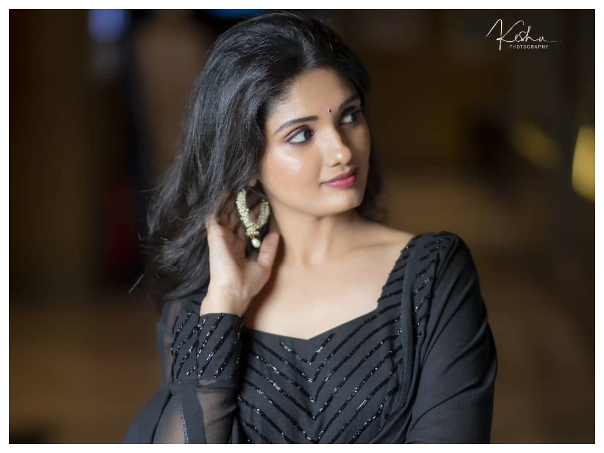 Geeth Saini | గీత్ సైనీ లేటెస్ట్ ఫొటోలు..