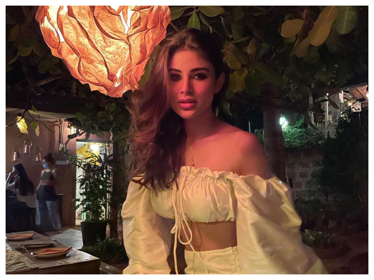 Mouni Roy | అందంతో కుర్ర‌కారు గుండెల‌ను షేక్ చేస్తోన్న మౌనీ రాయ్..