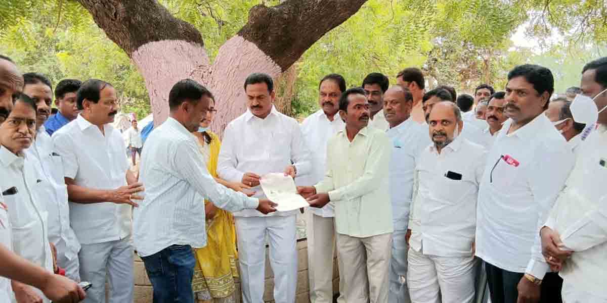 Kamareddy | సీఎంఆర్‌ఎఫ్‌ చెక్కులు పంపిణీ చేసిన విప్‌ గోవర్ధన్